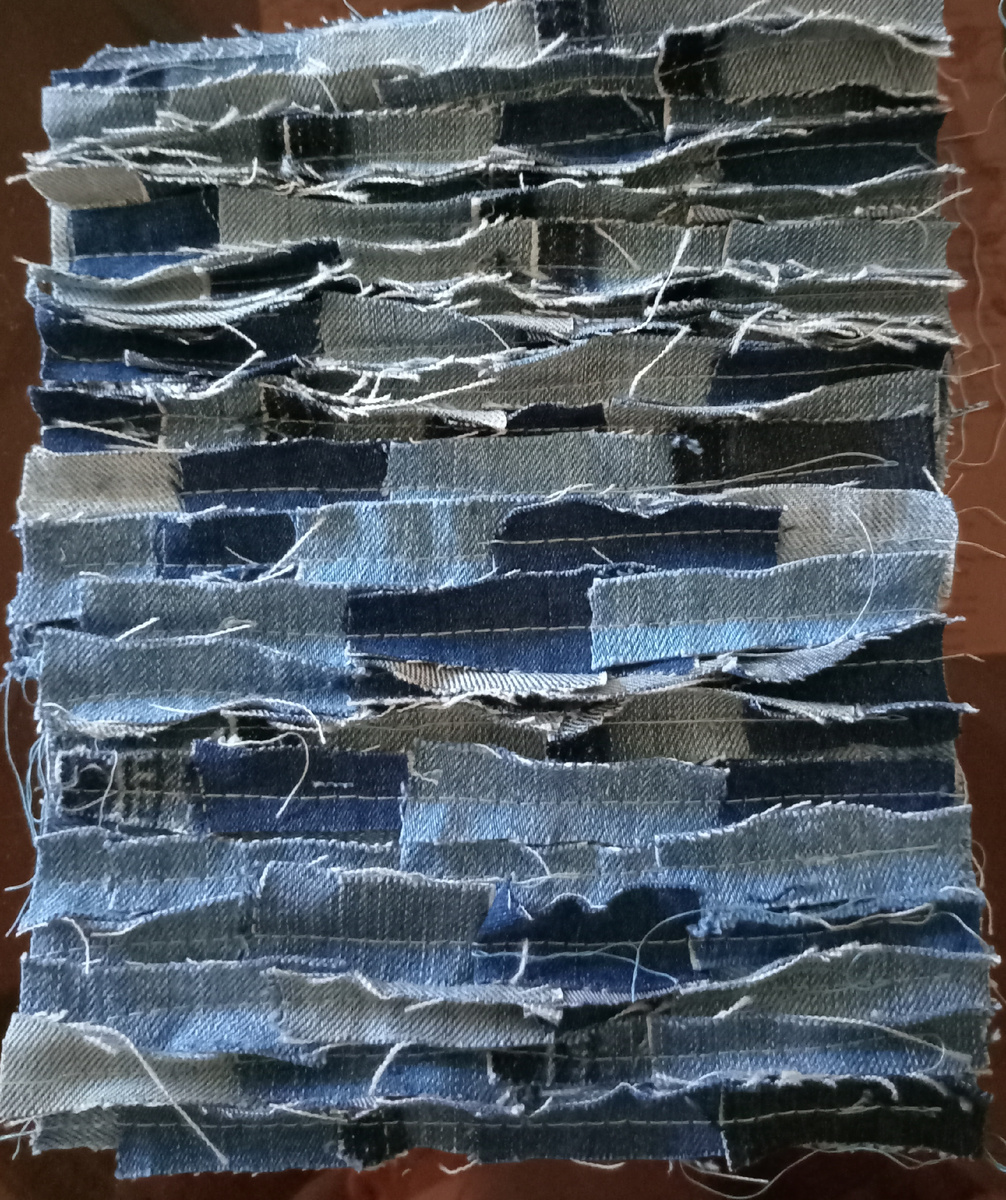 Пристрочила полоски к джинсовой ткани. 