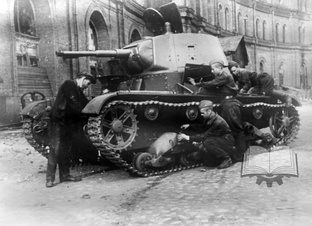 Ремонт Т-26 во дворе БТРЗ №4, он же Артиллерийский музей, лето 1942 года.