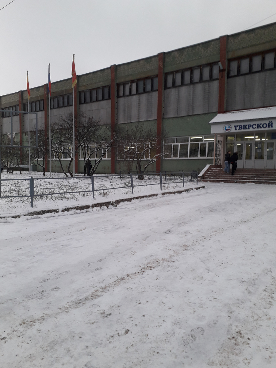 Левое крыло здание, в котором размещены столовая, актовый и спортивный залы, мастерские (листайте по стрелке – всего 2 фотографии)