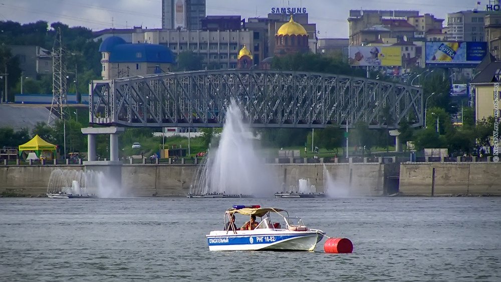1. Обь, фонтаны и памятник ЖД мосту... © NickFW.ru — 05.08.2005г.