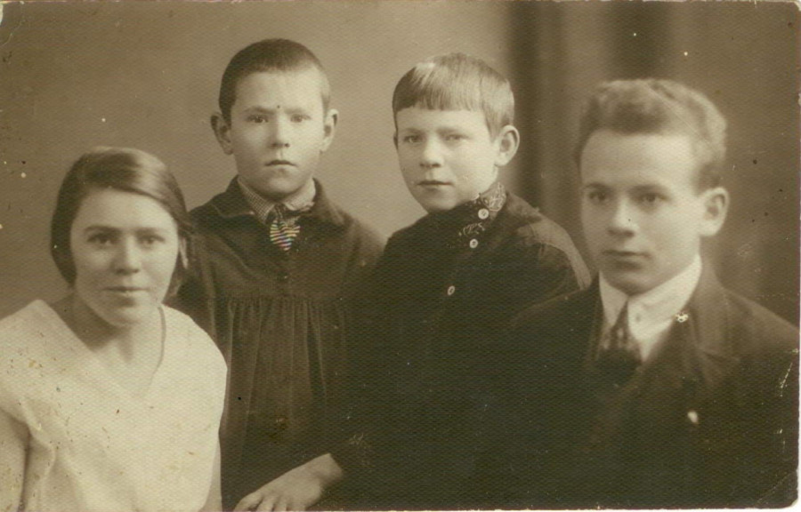 
Борзунины Зинаида, Сергей, Александр, Владимир.Старшая сестра — Зинаида Васильевна Борзунина (Грузнова), 23 сентября 1907 —1985(?)