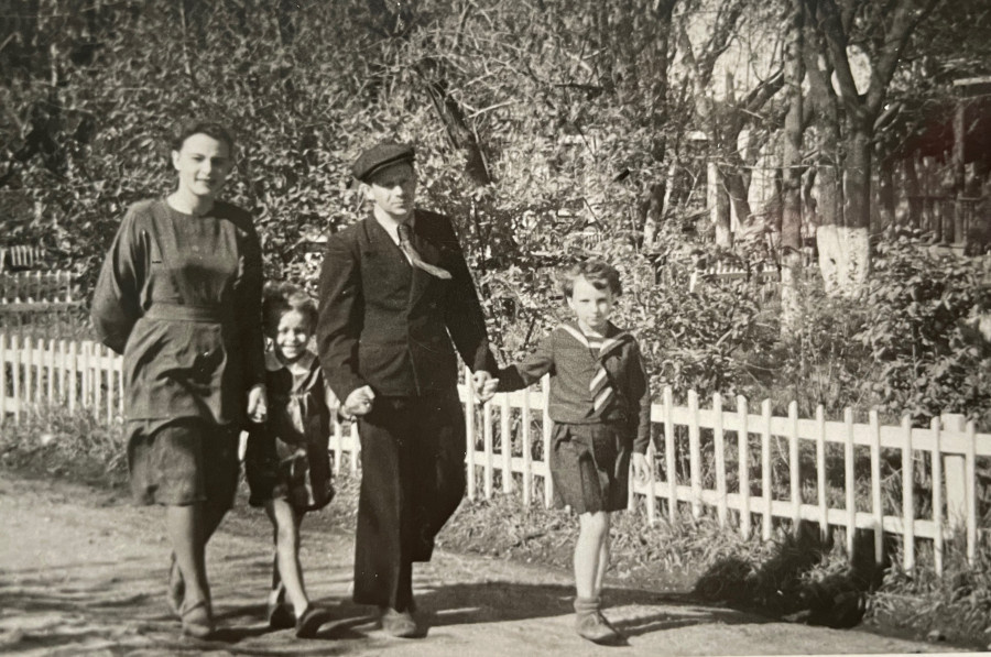 На фото Елена Гавриловна, Владимир Васильевич с дочерьми.