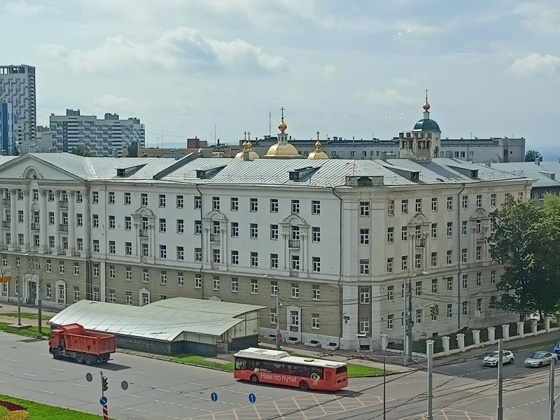 Вид на пл. Лядова в 2024 году. Вон там вдалеке за общагой купола монастырские прячутся.
