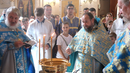 Священник Александр НАРУШЕВ провел водосвятный молебен перед началом учебного года и раскрыл юным прихожанам секрет вечной дружбы