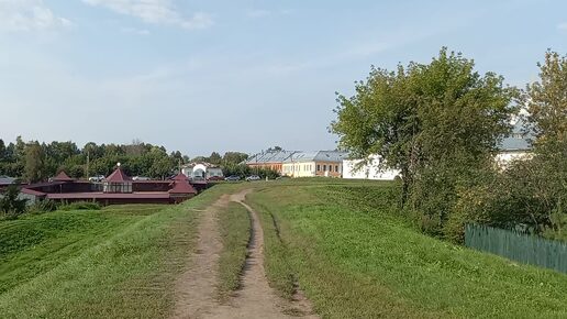 Такой вид открывается с земляного вала в Ростове Великом. 01.09.2024, но никаких признаков осени.