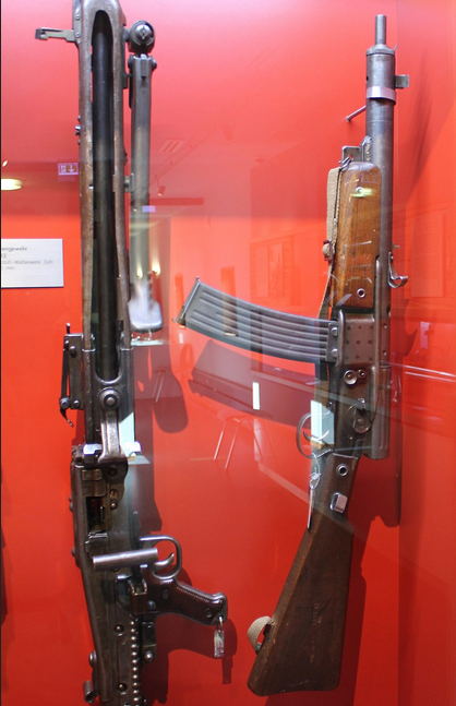 Справа - карабин с магазином от StG 44. (Автор фото Markscheider, CC BY 3.0)
