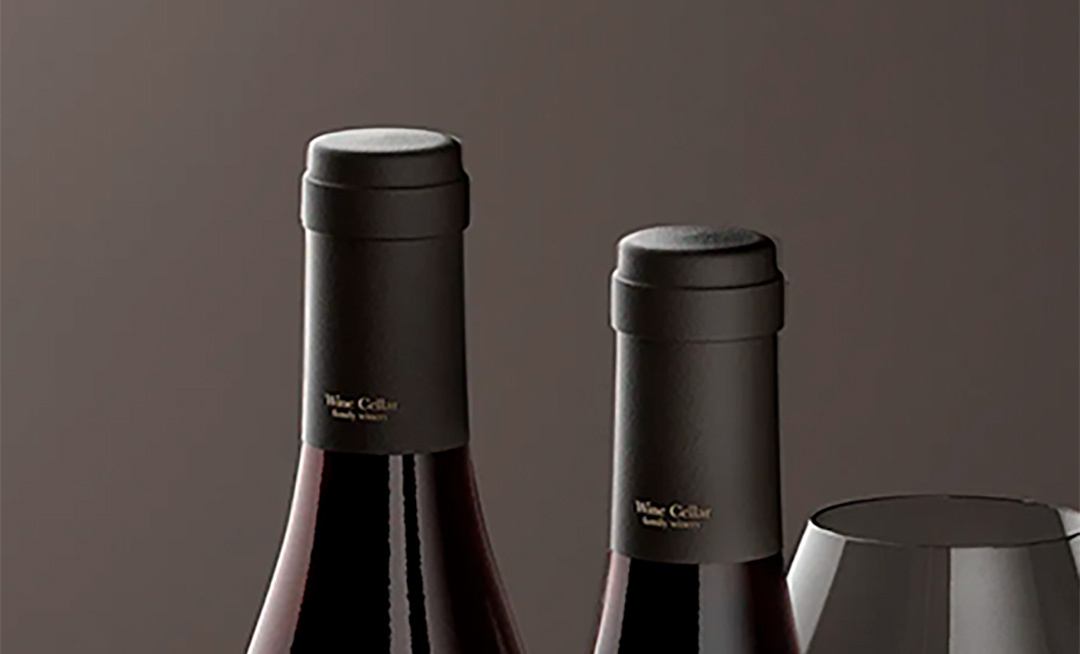 Чёрный матовый термоусадочный колпачок с золотым термотиснением