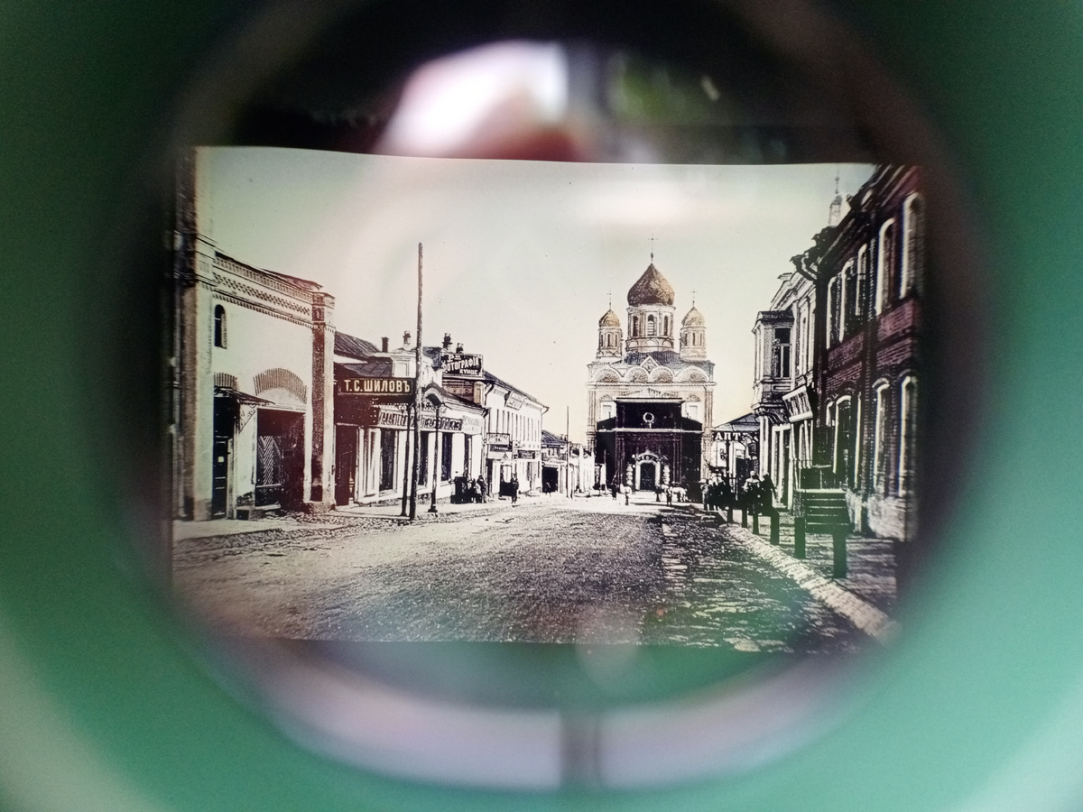 Фото из стереоскопа, установленного на улицах горда Ельца .  Фото автора