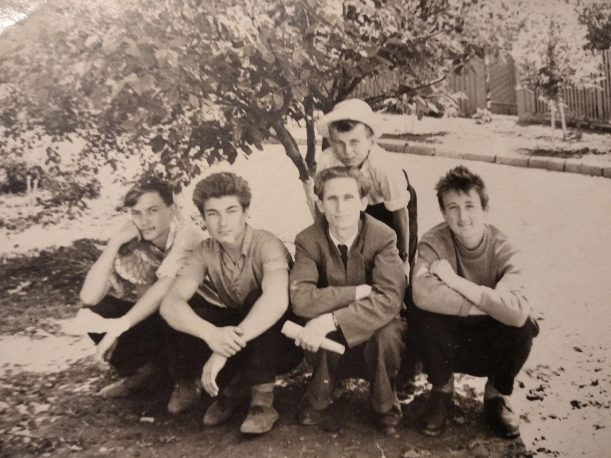 Это не тот директор, конечно. Но фото передаёт общую атмосферу школы прошлых лет. Здесь мой папа вместе со своими учениками старшеклассниками :)