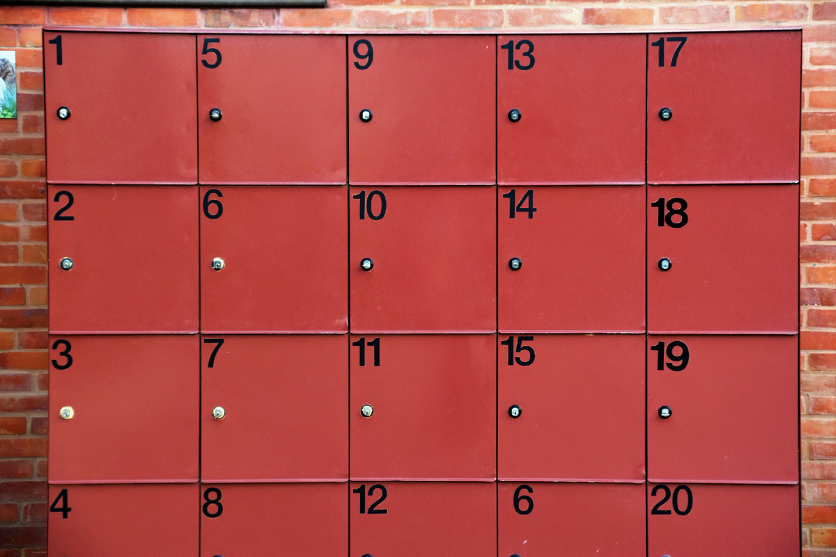 https://unsplash.com/photos/red-1-to-20-numbered-lockers-zty84NY_FOY