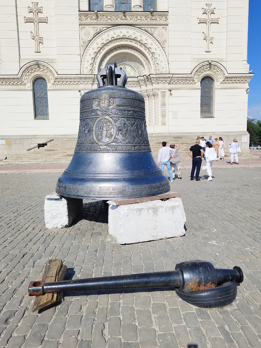 Девятитонный колокол и язык около входа в собор. Информации о весе языка не нашлось.