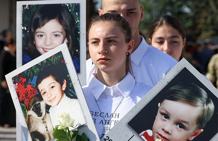    Участники траурной церемонии в Беслане.Сергей Карпухин/ТАСС