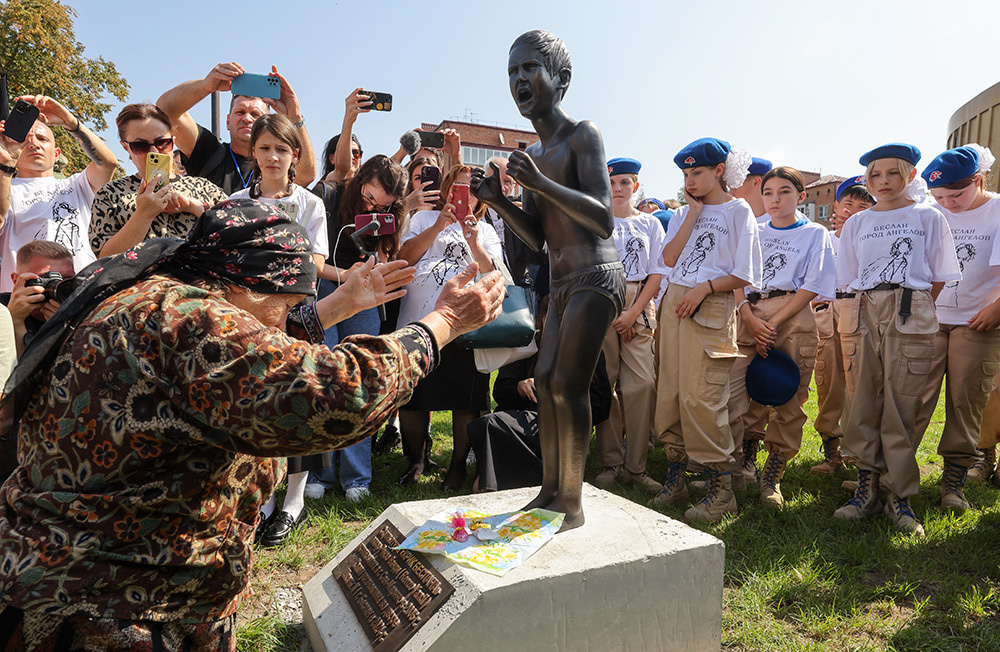На фото: жители Беслана у скульптуры «Немой крик» во время траурных мероприятий, посвященных 20-й годовщине террористического акта в Беслане. Северная Осетия.    
 Фото: Сергей Карпухин/ТАСС📷    Двадцать лет назад произошел захват школы в Беслане — самый кровопролитный теракт в истории современной России. В заложниках оказались более 1200 человек. Погибли и позже скончались от ранений 334 человека, из них 186 — дети. Ранены были 810 человек, в их числе сотрудники спецназа ФСБ, милиции и военнослужаще. День памяти жертв теракта начался со школьного звонка в 9 часов 15 минут.На церемонии, которая прошла в Международном культурно-патриотическом центре профилактики терроризма «Беслан. Школа № 1», собрались бывшие заложники, родственники погибших во время теракта, руководители органов власти Северной Осетии, военные, сотрудники и ветераны спецслужб, представители общественности, жители и гости города. Выжившие заложники с фотографиями жертв выстроились по классам в разрушенной школе.На годовщину теракта в Беслане установили копию изваяния «Немой крик» итальянского скульптора Ренцо Венди.