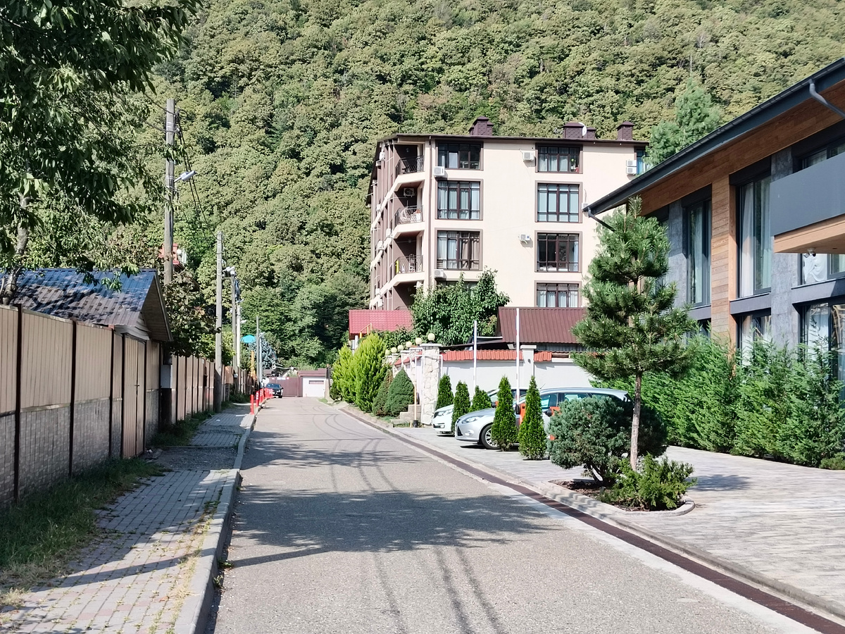 Вон тот дом справа наш