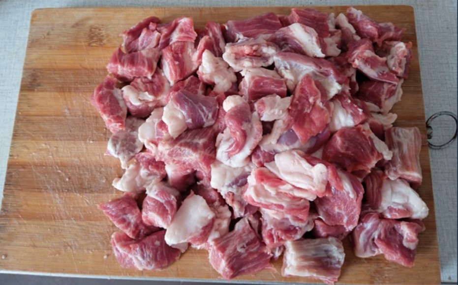 Нарежьте свиной ошеек (для смельчаков, готовых к гастрономическому удовольствию). Да, это не диетично, но ведь мы здесь ради вкуса, верно?