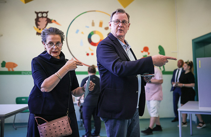    Премьер-министр Тюрингии и главный кандидат от партии «Левая» (Die Linke) Бодо Рамелов с супругой на избирательном участке. Тюрингия. Германия.RONNY HARTMANN/Reuters