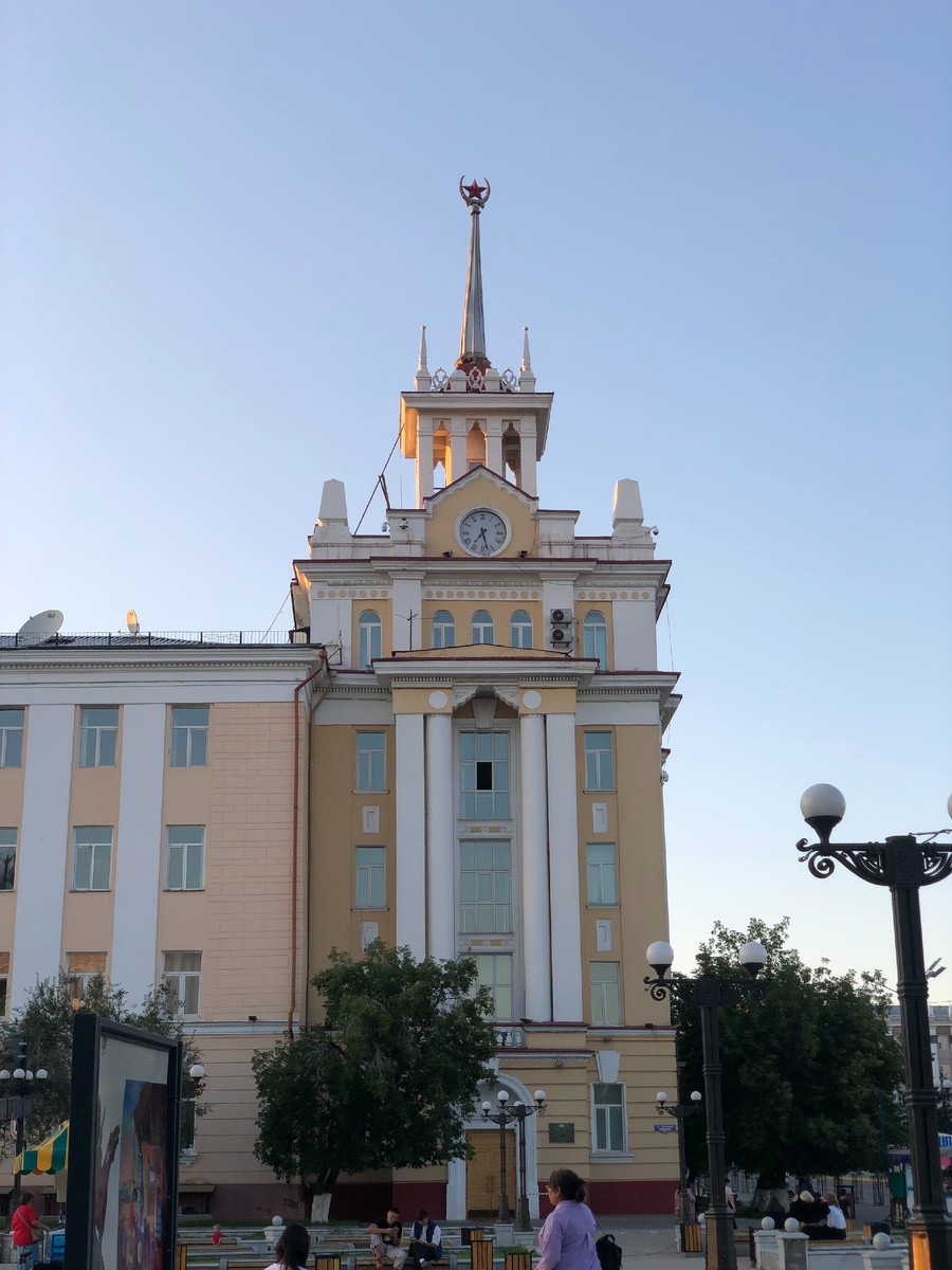 Фото автора. Дом радио со стороны Театральной площади, хорошо видны башенка и часы.