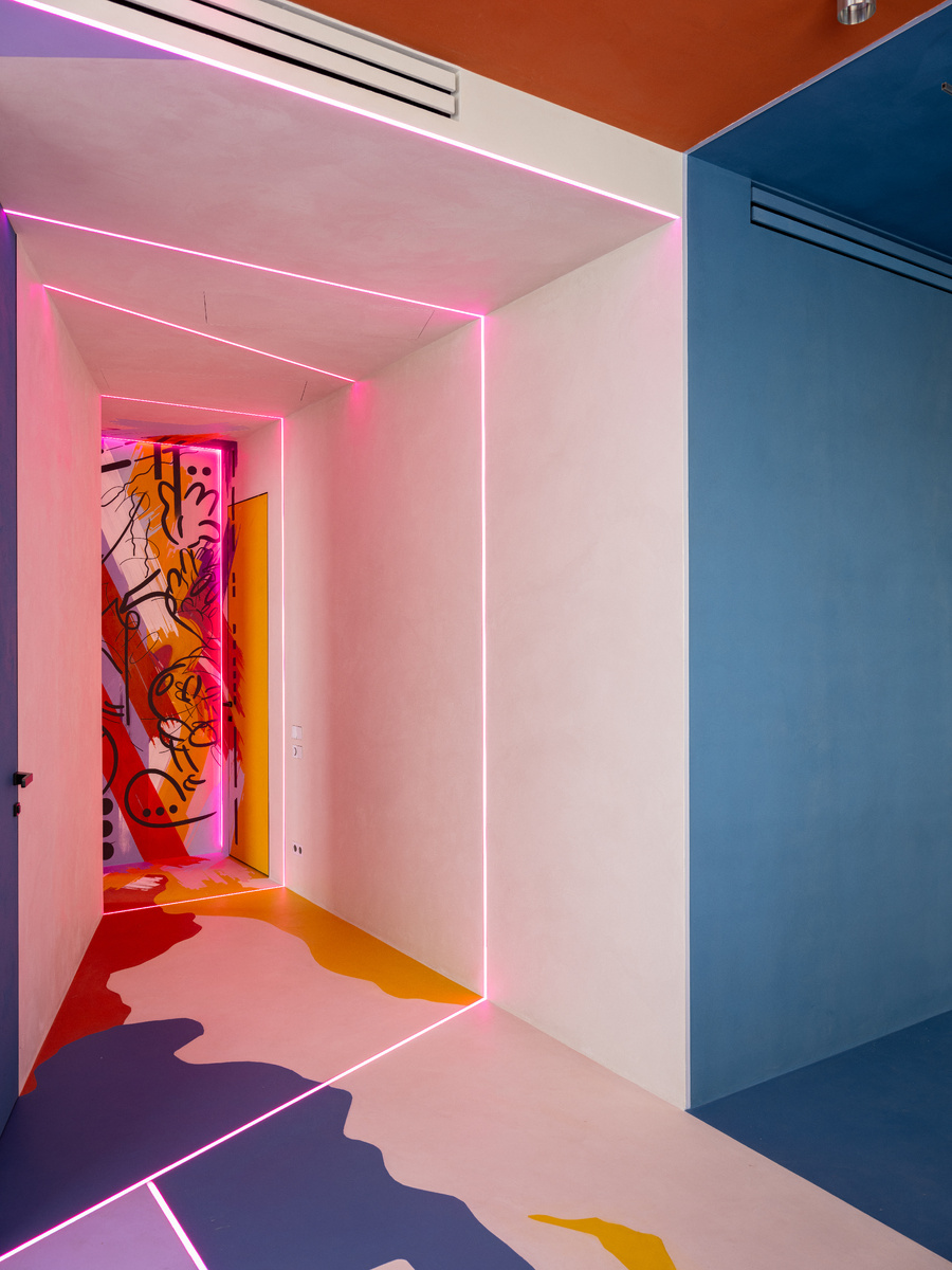 Пример использования современного материала в холле проекта «Дисней» 