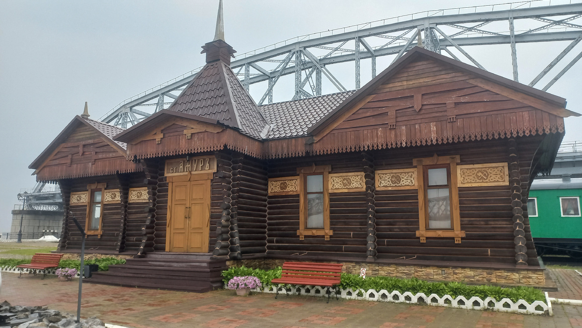 В уменьшенной, воспроизведенной копии вокзала сейчас располагается музей истории моста. 