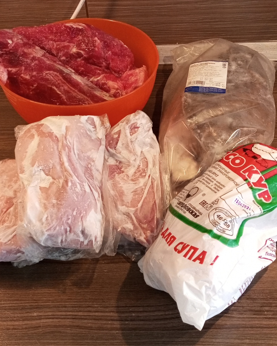 Для супа отлично подходит кура суповая, как раз на два раза) 