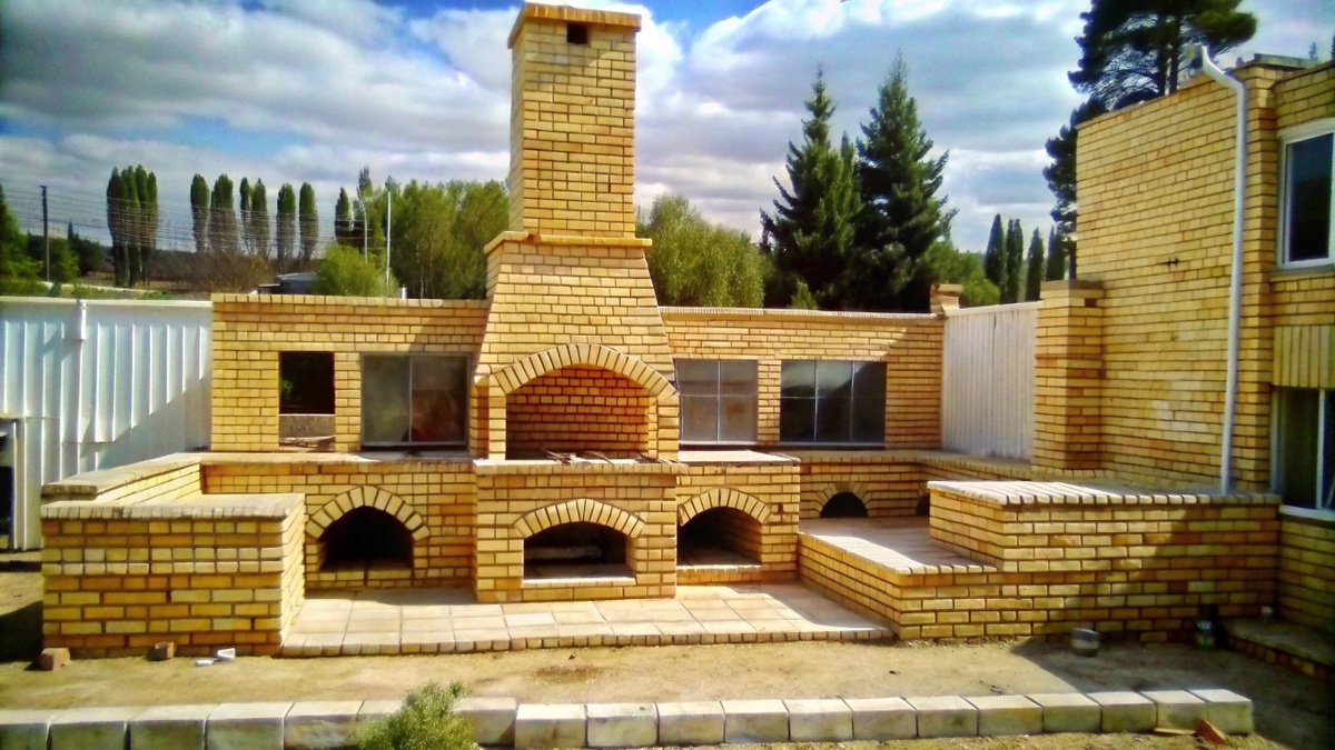 Большой мангал из желтого лего-кирпича