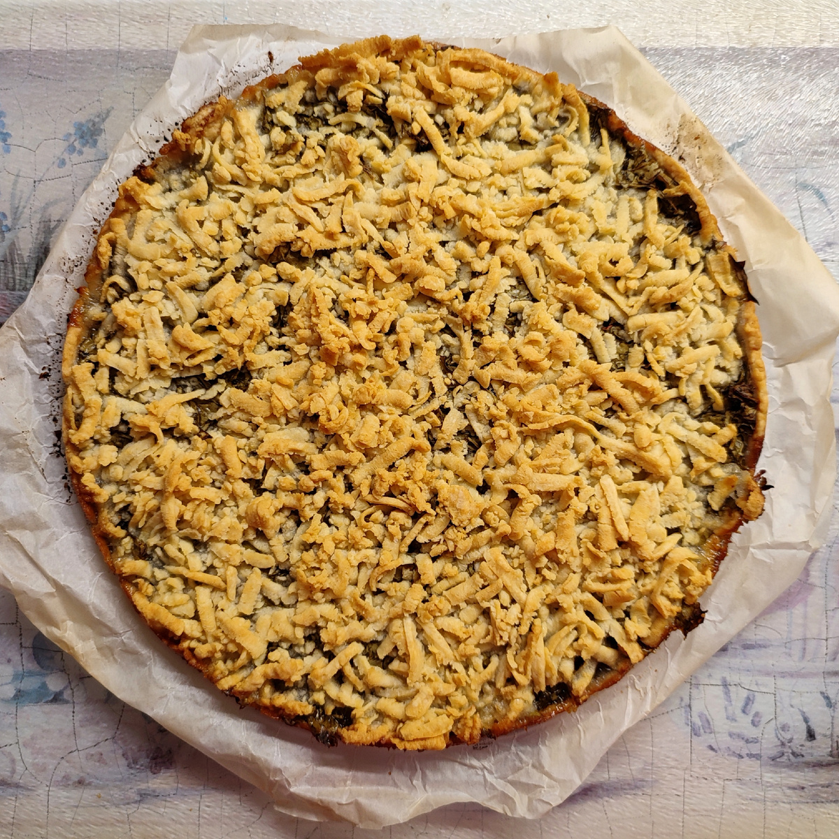 Бумага для выпечки используется и для транспортировки пирога из формы на дощечку 👍 Просто тянем за бумагу и пирог не ломается!