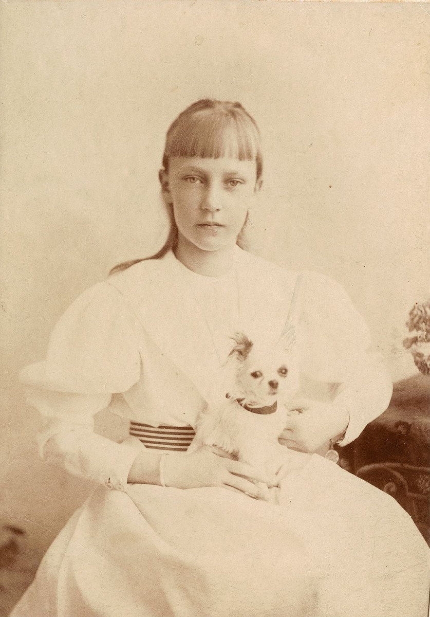 Эржи и собака, ок. 1895 г. Источник: wikipedia.org.