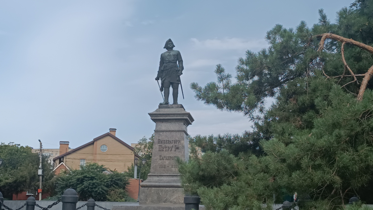 Петр Первый смотрит на порт Таганрога