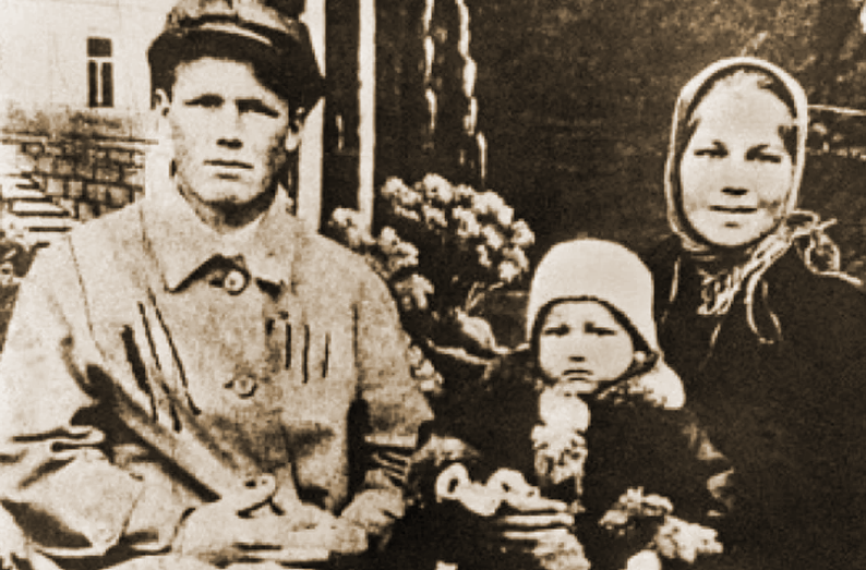 Николай Ельцин с женой Клавдией и сыном Борисом