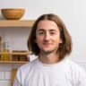 Картошка по-деревенски в духовке: рецепт от профессионального повара
14Иван КарпухинПрофессиональный повар, работал в ресторанах «Twins Garden», «Wine and Crab», «Сыроварня», «Белуга», «White Rabbit».Такой картофель станет прекрасным гарниром — подать его можно к любому мясному или рыбному блюду. Впрочем, картошка достаточно сытная и может стать самостоятельным ужином. При этом готовится очень просто — повар Иван Карпухин рассказывает, как именно.