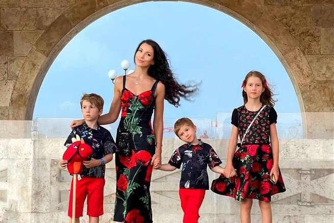 Ирина Болгар с детьми. Фото из открытых источников. 