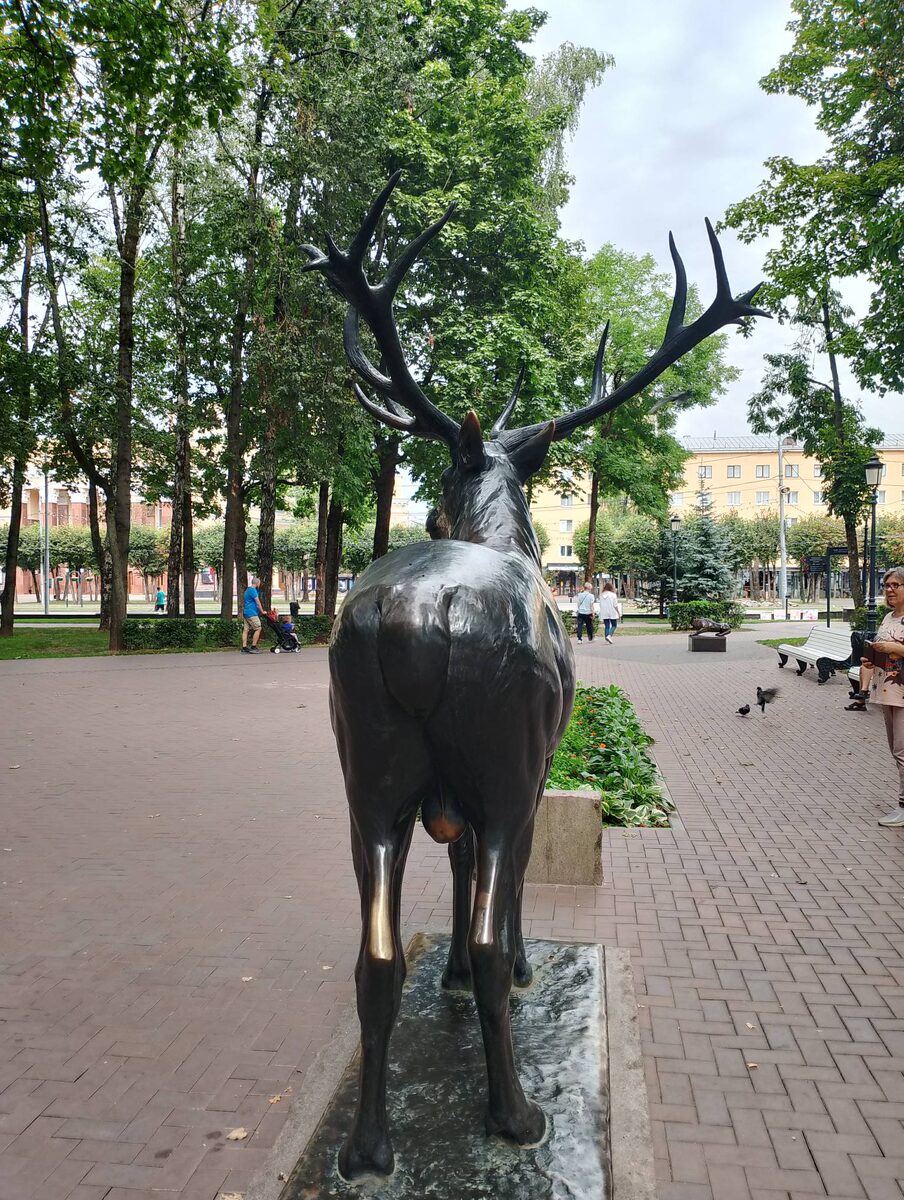 Вчера был в Смоленске, в центральном парке рядом с поющим фонтаном, где звучала музыка Глинки, сфотографировал вот этого оленя.