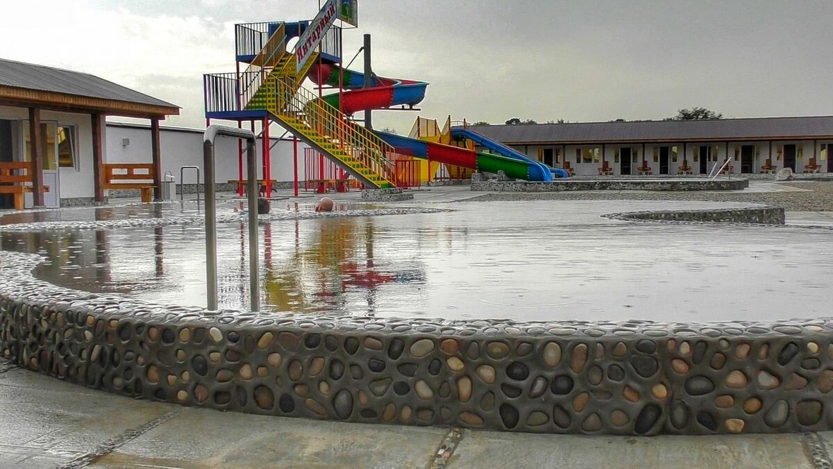 Бассейн с горками в Янтарном. Фото из Интернета. Кое-кто из авторов с этих горок с удовольствием покатался...