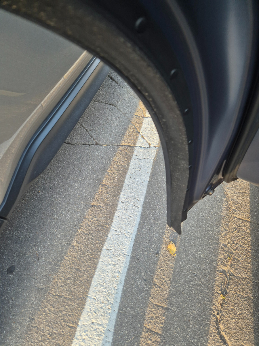 В открытом состоянии та самая резинка на двери