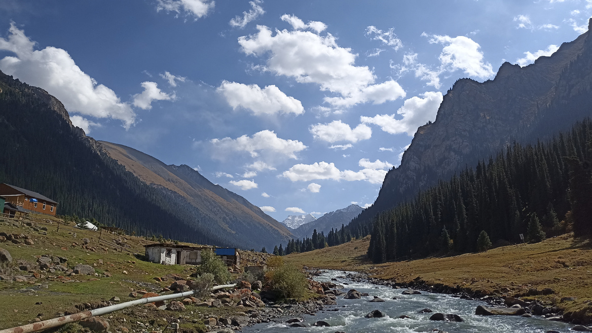 Долина реки Арашан вблизи платных ванн