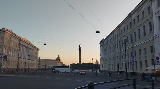 Безлюдный Петербург. Этот парень поет лучше, чем большая часть на нашей эстраде! Серенада Трубадура из Бременских музыкантов на Дворцовой