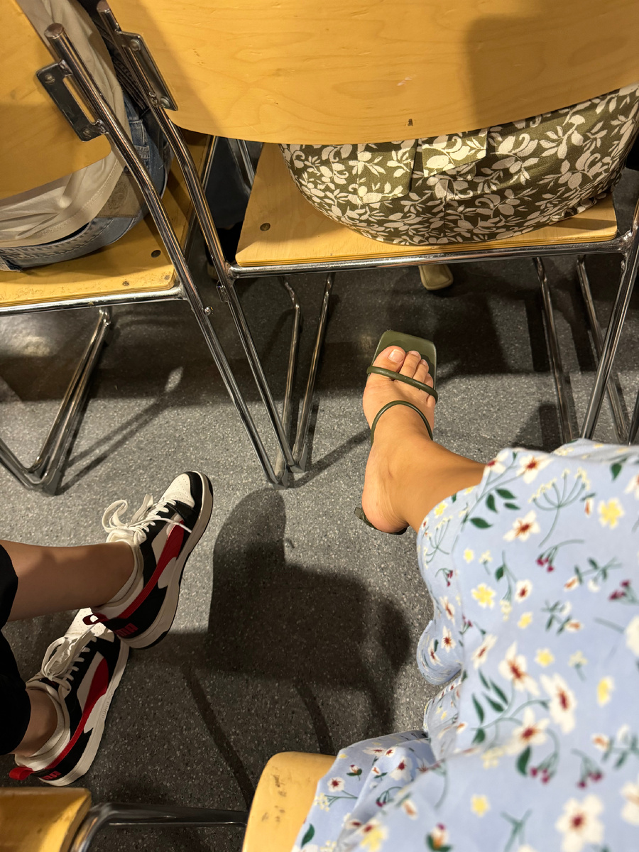 Сижу в актовом зале, слушаю напутственную речь директора