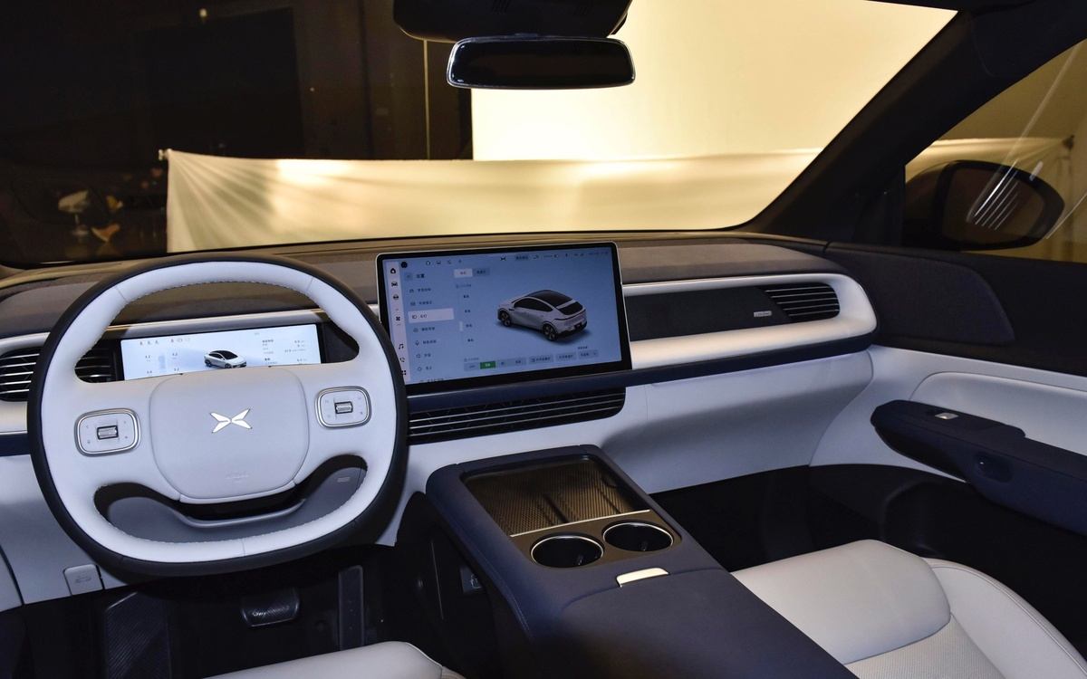 Салон электромобиля G6