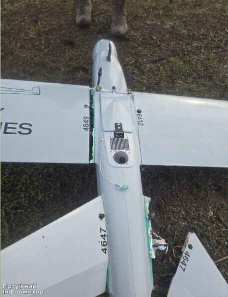 Сбитый БПЛА «Лелека-100» с системой уклонения от зенитных дронов «Снiч». Камера установлена в верхней части БПЛА.