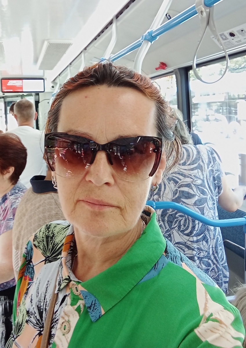 Автор. В автобусе. Едет на встречу.