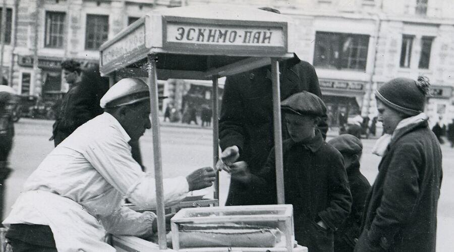    Продажа эскимо-пай в СССР в 1935 году Фото: Эрик Сундвор. Собственная работа, по лицензии CC BY-SA 2.0