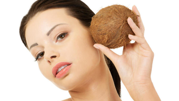    Как худеть с пользой? Поедая кокосы! Фото: Piotr Marcinski, по лицензии shutterstock.com