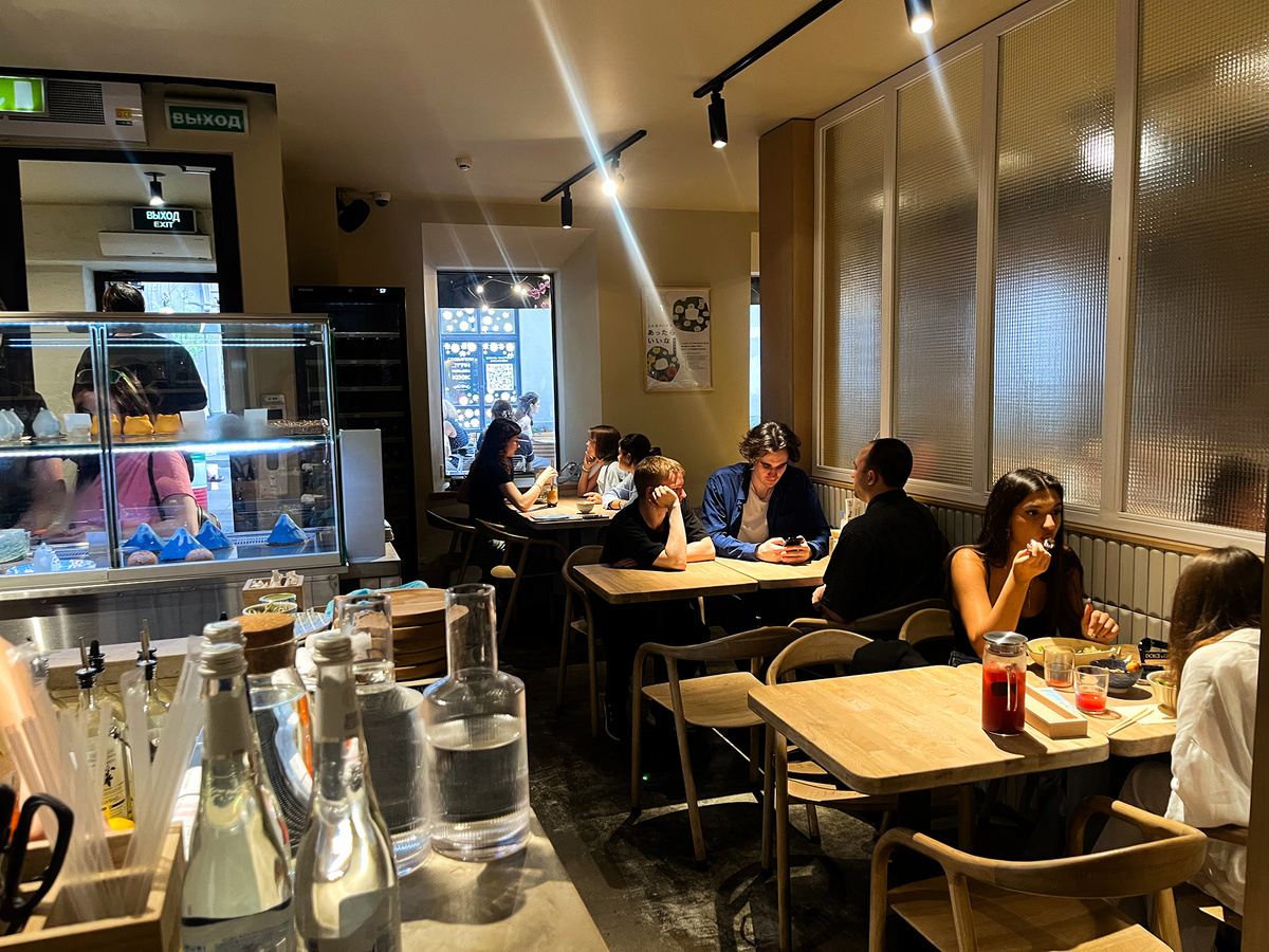 Посадочные места рядом с барной зоной →