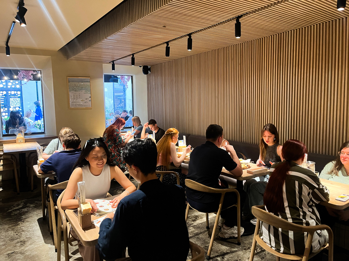 Вид на зал японского бистро J'pan →