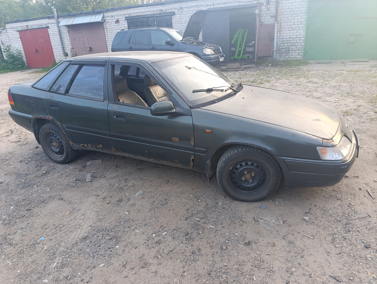 С боковой стороны почти нексия , но все же ближе к Ford Scorpio.