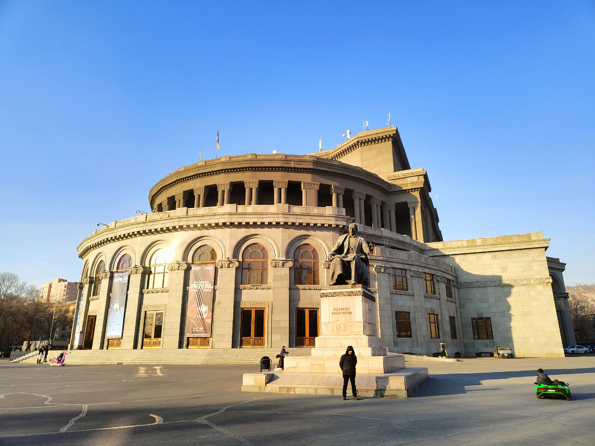 Национальный академический театр оперы и балета имени Александра Спендиаряна