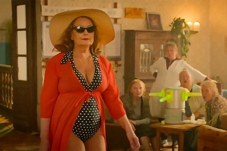 Три года назад Алферова показала свою фигуру в комедии "Старые шишки"