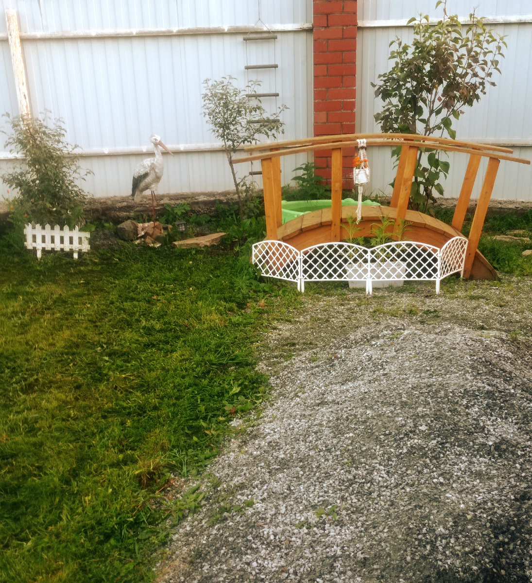 Пора убирать озерцо за мостиком с фонтанчиком плюющимся