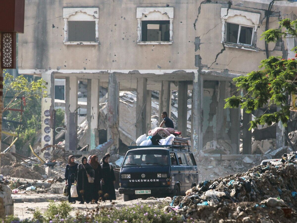    Палестинцы покидают лагерь Эль-Бурейдж© AFP 2024 / BASHAR TALEB