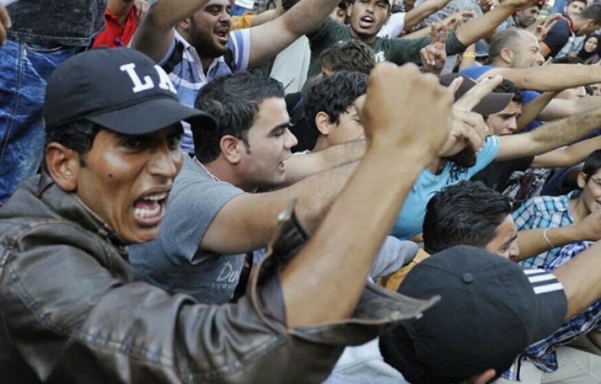    Мигранты взялись за палки и бутылки, пугая москвичей. Что известно